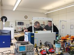 Zwei Studierende an der Lasergraviermaschine